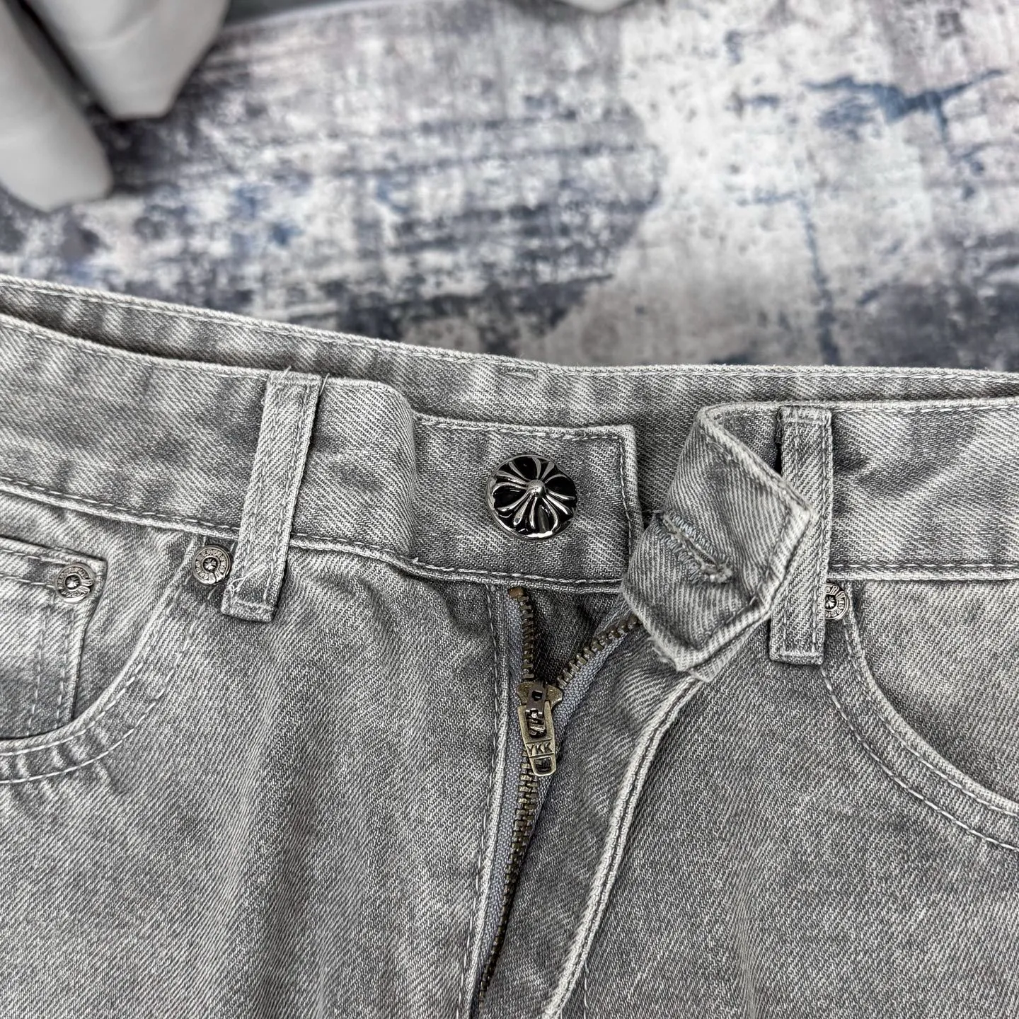 P230 Chrome Hearts CH Chrome Hearts Heavy Industry Damaged High Street Jeans exude unruly personality and unique charm. Every wear and tear is carefully designed to present a unique artistic feel. Made of imported denim fabric, which has undergone heavy industrial washing and destruction treatment, the trousers show a super cool effect on the upper body, allowing you to dominate the fashion stage.  This is more than just a pair of jeans, it is an expression of attitude. With its unique design concept and ultimate pursuit of details, Croxin breaks traditional boundaries and defines the jeans trend in the new era. The trousers are made of double-layer woven fabric and matched with customized hardware, showing an incomparably beautiful and unique style, making every wearer the focus of fashion. Imported denim fabric, super heavy-duty washed and damaged, the upper body is super cool! Customized hardware. Unbeatable and beautiful style. The production process is difficult. Full of high street feel. Color: Gray Size: S M L XL XXL